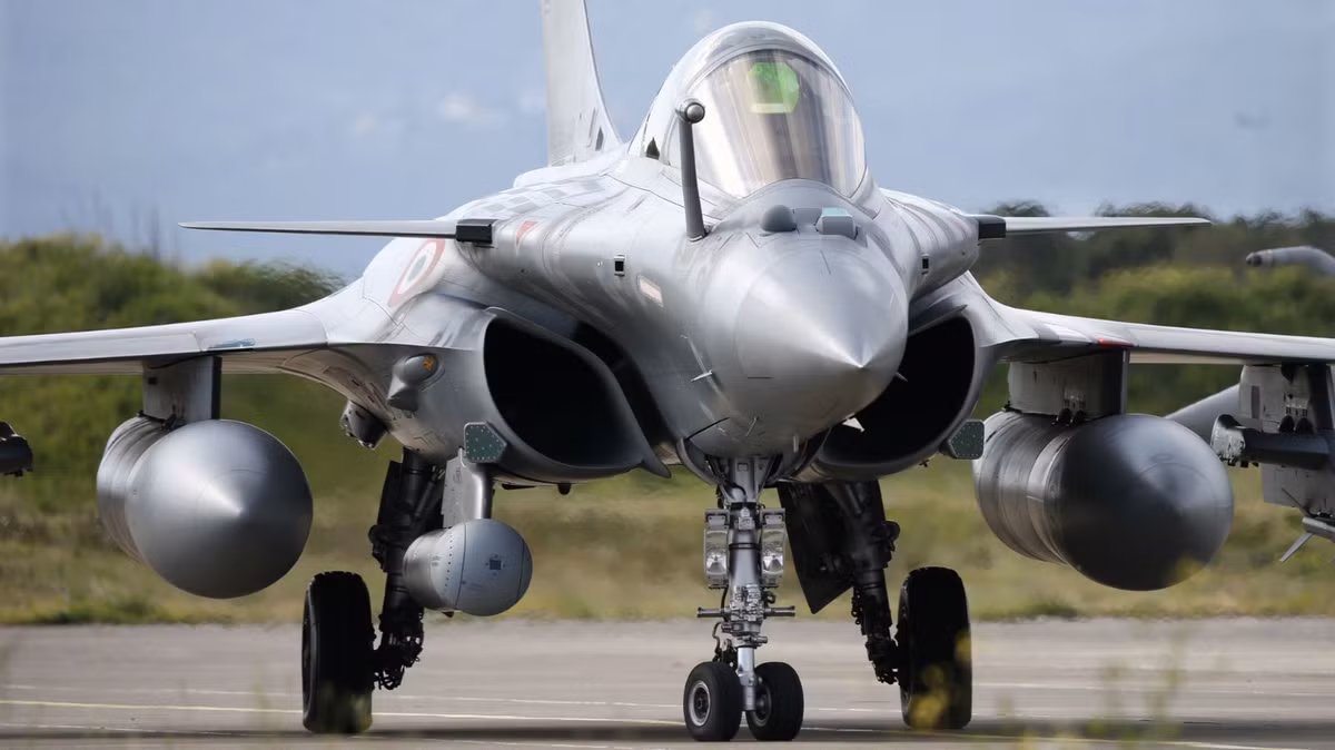 Rafale được trang bị 2 động cơ Snecma M88 do Pháp tự sản xuất, cho phép chiến đấu cơ này có thể cất cánh với trọng lượng tối đa khoảng 24,5 tấn. Nguồn ảnh: Quartz.