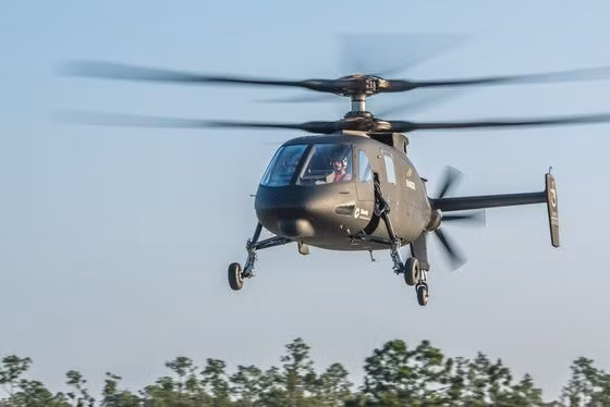 Cụ thể, ở tốc độ thấp, Sikorsky S-97 sẽ di chuyển bằng lực đẩy được lấy từ độ nghiên của cánh quạt chính. Tuy nhiên khi tăng tốc độ bay, lực đẩy của chiếc trực thăng này sẽ được lấy từ cánh quạt đuôi theo chiều hướng từ trước ra sau. Điều này cũng lý giải tại sao Sikorsky S-97 lại có cánh đuôi rất to, tác dụng chính của cánh đuôi này là hoạt động như cánh của các loại máy bay cánh bằng, cho phép điều khiển đuôi của S-97 lên-xuống khi bay ở tốc độ cao. Nguồn ảnh: Arm.