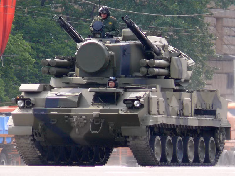 Động cơ mà 2K22 Tunguska được trang bị cũng khỏe hơn rất nhiều so với ZSU-23-4. Động cơ của 2K22 Tunguska có công suất lên tới 840 sức ngựa tổng cộng, giúp chiếc xe này di chuyển được với tốc độ tối đa lên tới 65 km/h trên địa hình đường bằng. Nguồn ảnh: Wiki.