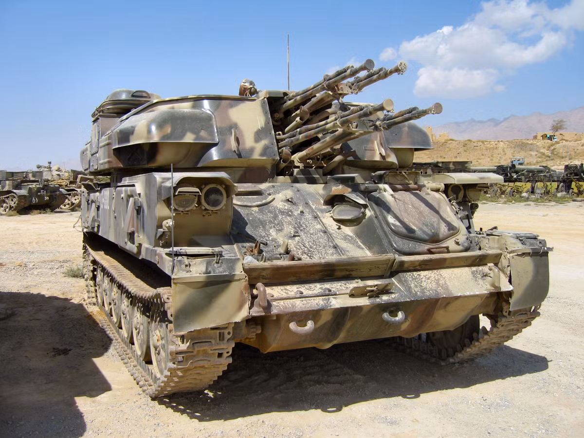 ZSU-23-4 yêu cầu có tổ lái 4 người bao gồm một xa trưởng, một lái xe, một pháo thủ và một trắc thủ. Xe có trọng lượng 19 tấn và được xếp vào hạng pháo phòng không tự hành hạng nhẹ. Nguồn ảnh: Prime.