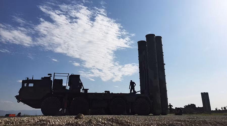 Các tổ hợp tên lửa S-400 có khả năng tương thích với 5 loại tên lửa khác nhau. Điều này đồng nghĩa với việc chỉ cần sử dụng S-400, Nga có thể thiết lập được nhiều tầng phòng thủ tên lửa khi trang bị cho các tổ hợp này nhiều loại tên lửa có tầm bắn khác nhau. Nguồn ảnh: RT.