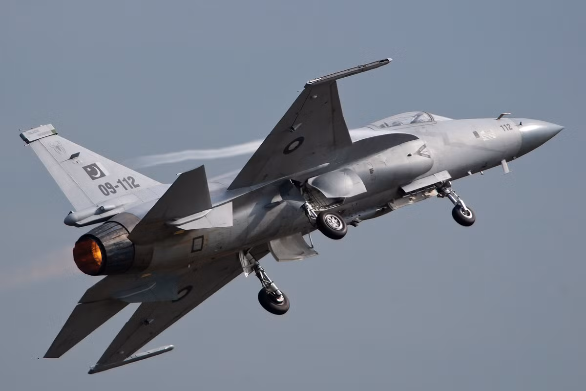 Giới quan sát cho rằng tiêm kích JF-17 thực chất có thiết kế giống với một mẫu chiến đấu cơ thử nghiệm MiG-29 của Liên Xô trước đây, tuy nhiên không hề có thông tin chính xác xác minh tinh đồn này là thật. Nguồn ảnh: JF.