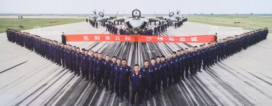Phi đội J-20 đầu tiên của Không quân Trung Quốc trong buổi lễ bàn giao những chiến đấu cơ J-20 đầu tiên nhập biên, chính thức phục vụ trong lực lượng không quân nước này. Trong ảnh ta có thể thấy ít nhất 5 chiếc J-20 ở biến thể mới nhất. Nguồn ảnh: Sina.