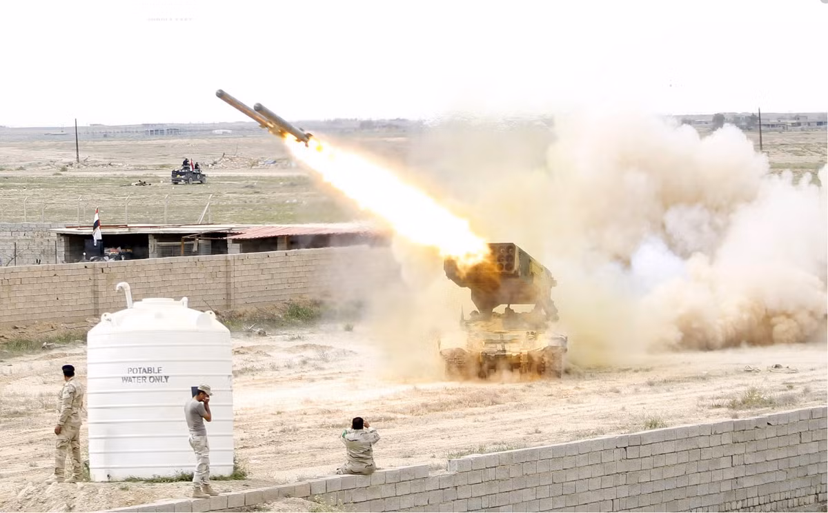 Có trọng lượng 46 tấn, TOS-1A có thể mang theo được 30 viên và phóng hết tất cả số đạn này trong vòng 15 giây. Tầm bắn tối thiểu của TOS-1 vào khoảng 400 mét, tầm bắn tối đa 3600 mét và có thể lên tới 6000 mét nếu sử dụng các loại đạn đời mới. Nguồn ảnh: Reddit.