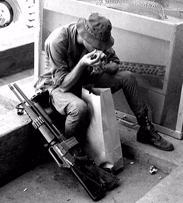 Theo các báo cáo được Mỹ công bố vào năm 1971, có tới 15% số binh lính Mỹ tham chiến ở Việt Nam được xác định là đã từng sử dụng heroin. Con số này được xác định không chỉ bao gồm binh lính mà có cả các sĩ quan chỉ huy. Nguồn ảnh: Smith.