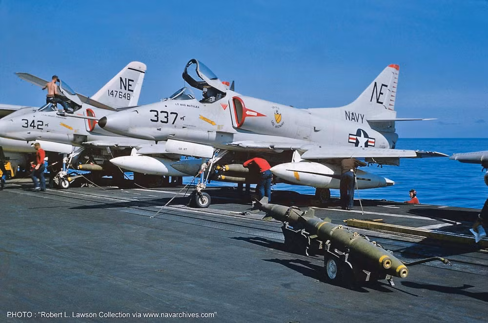 Ngày 5/12/1965, một phi cơ A-4E Skyhawk mang theo một quả bom Hydro (hay còn gọi là bom H) có sức công phá 1 megaton đã rơi khỏi tàu sân bay USS Ticonderoga khi nó đang đỗ trên chiếc tàu sân bay nay. Phi công đã thoát ra ngoài an toàn nhưng chiếc máy bay cùng quả bom H đã ngay lập tức chìm xuống độ sâu hơn 4 km dưới lòng Thái Bình Dương. Nguồn ảnh: Hase.