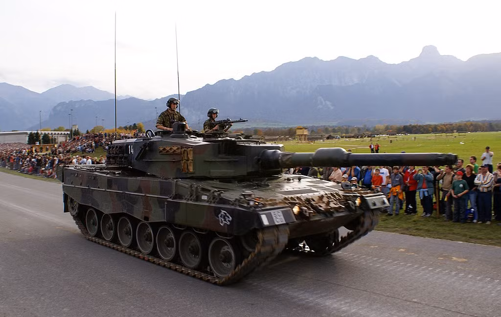 Lực lượng tăng thiết giáp của Thụy Sĩ bao gồm các xe tăng chủ lực loại Panzer 87. Đây là phiên bản cải tiến từ xe tăng Leopard 2 của Đức. Tổng cộng phía Thụy Sĩ đang có khoảng 134 chiếc xe tăng chủ lực chiến trường loại này. Trong quá khứ, Thụy Sĩ đã từng tự sản xuất rất nhiều loại xe tăng khác nhau nhưng giờ đây tất cả đã được cho về hưu. Nguồn ảnh: Wiki.
