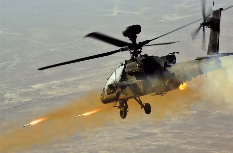 Tuy nhiên, trong quá trình tham chiến tại Iraq, Syria và Yemen, trực thăng tấn công Apache lại tỏ ra yếu thế hơn hẳn so với dòng trực thăng tấn công mới nổi Mi-28NE Night Hunter của Nga, vốn được Không quân Iraq và Không quân Nga sử dụng trong cuộc chiến chống lại phiến quân IS. Nguồn ảnh: YouTube.