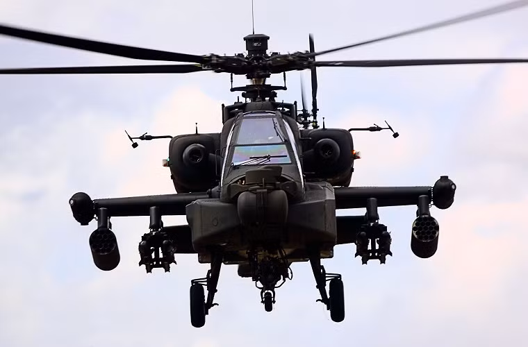 Dù sinh sau đẻ muộn nhưng Mi-28NE lại thể hiện được bản lĩnh vượt trội của mình trong các nhiệm vụ tấn công mặt đất tại Syria dưới bàn tay điều khiển của phi công Nga. Trong khi đó ở Yemen, Apache lại gặp một loạt thất bại thảm hại khi liên tục bị bắn hạ bởi nhiều loại vũ khí khác nhau. Nguồn ảnh: WordPress.com.