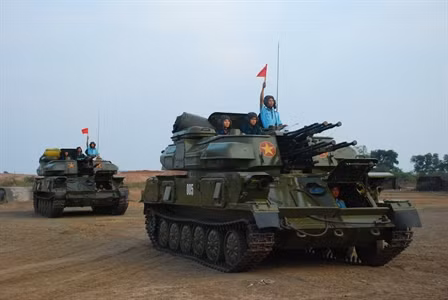 Pháo phòng không tự hành Zsu-23-4 thực hành các bài huấn luyện.