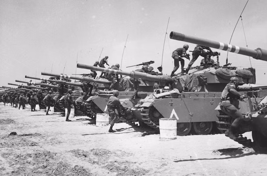 Cuộc chiến tranh Sáu ngày hay còn gọi là chiến tranh Ả Rập-Israel lần thứ ba là cuộc chiến giữa một bên là quốc gia Israel nhỏ bé với một bên là các nước láng giềng Hồi Giáo hùng mạnh gồm: Ai Cập, Jordan và Syria. Cái tên cuộc chiến 6 ngày được sử dụng rộng rãi vì cuộc chiến ngắn ngủi này chỉ diễn ra từ ngày 5/6/1967 tới ngày 10/6/1967, kéo dài đúng 6 ngày. Nguồn ảnh: Times.
