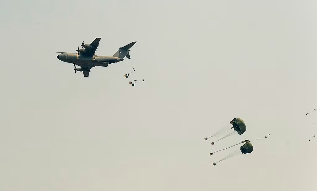 Do có thiết kế thân dài hơn hẳn so với C-130 nên số lượng lính dù mà A400M có khả năng mang theo được cũng nhiều hơn hẳn, lên tới 116 binh sĩ với đầy đủ trang thiết bị vũ khí hoặc 66 cáng thương cùng 25 y bác sĩ và đầy đủ trang thiết bị. Nguồn ảnh: Wiki.