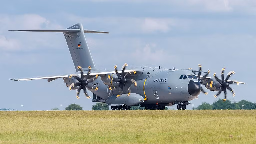 Chưa hết A400M có sức chứa tới 50,5 tấn nhiên liệu cho phép nó đạt tầm bay tối đa 3300 km khi mang đầy tải. Khi chở theo 20 tấn hàng (tương đương lượng hàng tối đa mà C-130 có thể mang theo) A400M có thể đạt được hành trình bay tối đa dài tới 6400 km. Nguồn ảnh: Wiki.