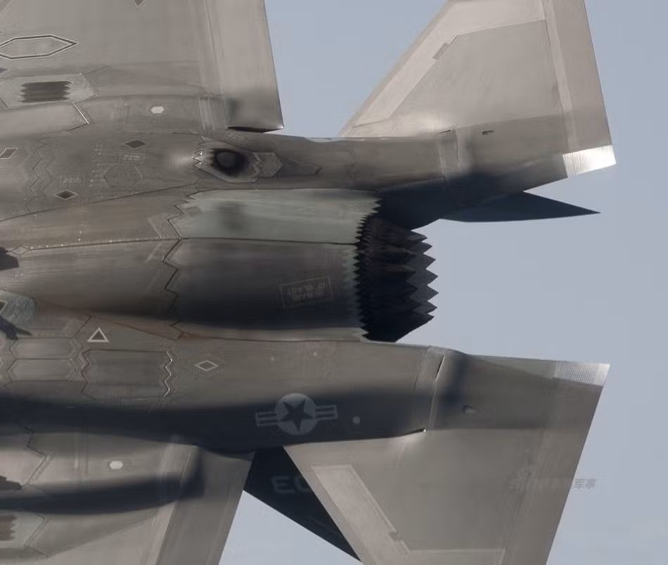 Theo đó việc cất hết vũ khí trong bụng sẽ giúp F-35 đạt được hiệu năng khí động học tối đa, tuy nhiên cũng khiến khả năng mang vũ khí của F-35 giảm đi và đặc biệt là khi mở khoang vũ khí để tấn công, khả năng tàng hình của nó sẽ bị mất và nó sẽ bị các radar đối phương "tóm gọn" ngay lập tức. Nguồn ảnh: Quanbaihua.
