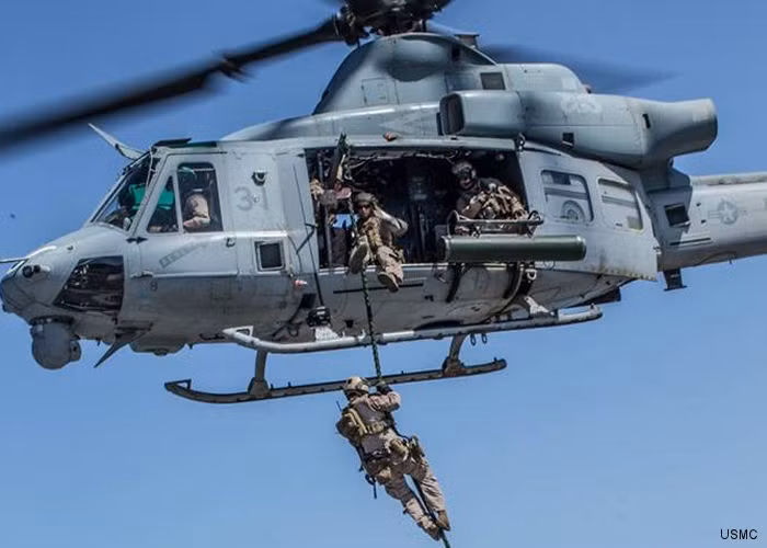 UH-1Y có hai giá treo vũ khí hai bên giúp chiếc trực thăng này có thể mang theo các dàn pháo phản lực phóng loạt 70 mm. Ngoài ra chiếc trực thăng này cũng có thể được gắn theo các khẩu súng nòng xoay cỡ 7,62 ở hai bên thân. Nguồn ảnh: Helis.