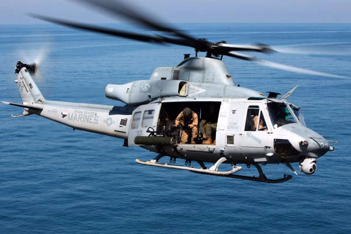 UH-1Y Venom có phi hành đoàn tiêu chuẩn 3 người bao gồm hai phi công và một sĩ quan tùy tùng. Tuy nhiên chiếc trực thăng này hoàn toàn có thể bay được chỉ với một người điều khiển. Nguồn ảnh: Military.