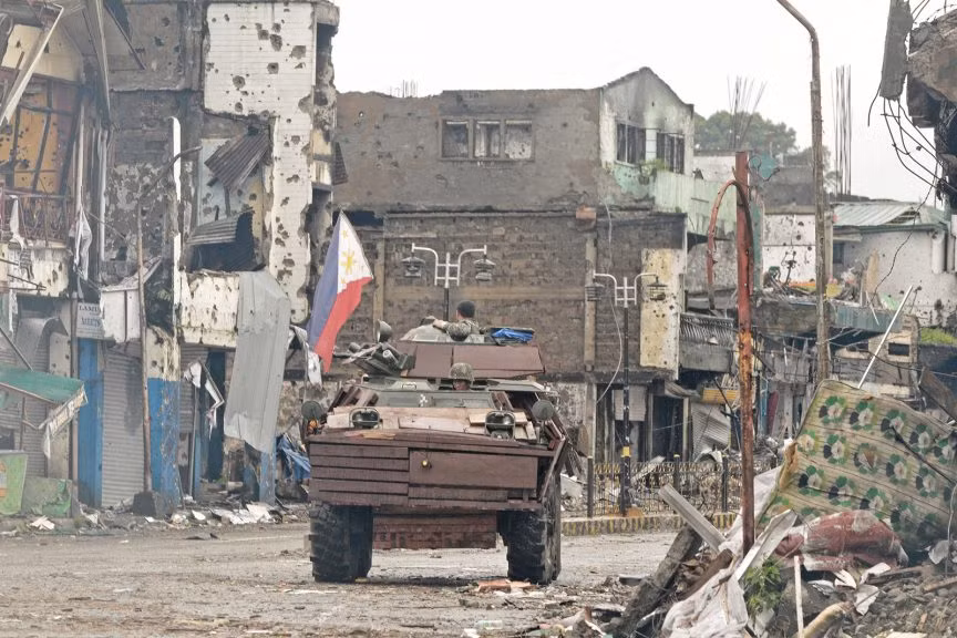 Người dân và chính quyền Marawi sẽ còn phải nỗ lực rất nhiều trước khi có thể xây dựng lại thành phố này như trước đây. Theo thông tin có được thì khu vực nội đô của Marawi bị tàn phá nặng nề đa phần là bởi các trận không kích của quân chính phủ Philippines hơn là do giao tranh. Nguồn ảnh: Twitt.