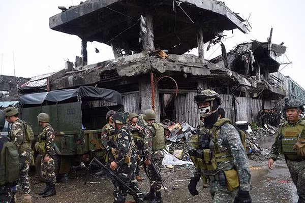 Những hình ảnh đầu tiên được ghi lại từ bên trong thành phố Marawi đã cho thấy hậu quả khủng khiếp của cuộc chiến, giữa một bên là quân chính phủ Philippines còn một bên là phiến quân IS. Nguồn ảnh: Phil.