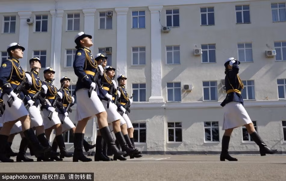 Để tham gia vào khóa học đầu tiên này, các nữ học viên phi công phải trải qua một kỳ kiểm tra cả về tâm lý, sức khỏe và trình độ. Nguồn ảnh: RIA.