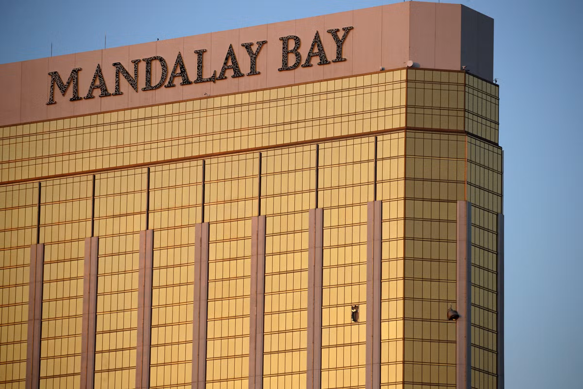 Theo các thông tin ban đầu, hung thủ đã khai hỏa từ tầng 32 của khu nghỉ dưỡng Mandalay Bay, cách hiện trường vụ tấn công khoảng 250 mét. Nguồn ảnh: ABC.
