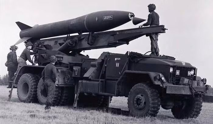 Do đầu đạn hạt nhân có sức nổ lên tới 20 kilotons nên MGR-1 Honest John hoàn toàn không cần độ chính xác tuyệt đối, lệch vài trăm mét so với mục tiêu đã định cũng hoàn toàn không ảnh hưởng gì so sức công phá của MGR-1 Honest John là quá lớn. Nguồn ảnh: Dogs.