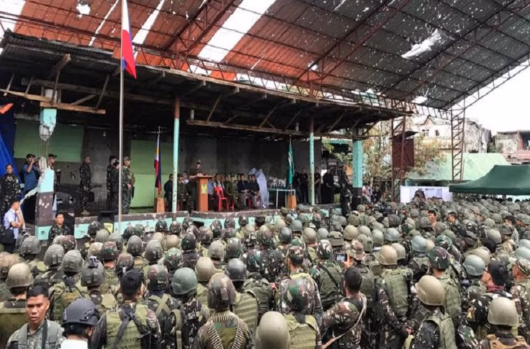 Tổng thống Philippines Rodrigo Duterte có bài phát biểu trước các binh sĩ đang tham chiến tại Marawi ngay sau khi thành phố này được tái chiếm vào hôm 16/10. Nguồn ảnh: tempo.com.