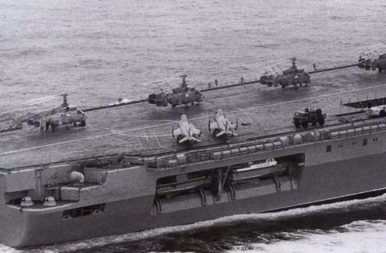 Tàu sân bay lớp Kiev có khả năng chở tổng cộng 26-30 máy bay gồm: 12-13 Yak-38 và 14-17 Ka-25, Ka-27/29.