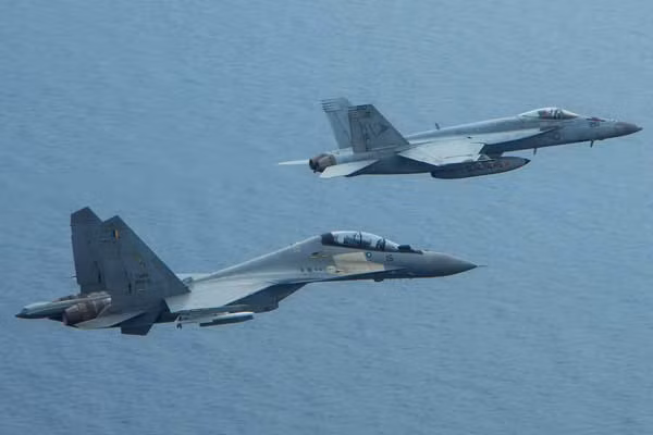 Malaysia dieu Su-30 tap tran voi My tren Bien Dong-Hinh-3