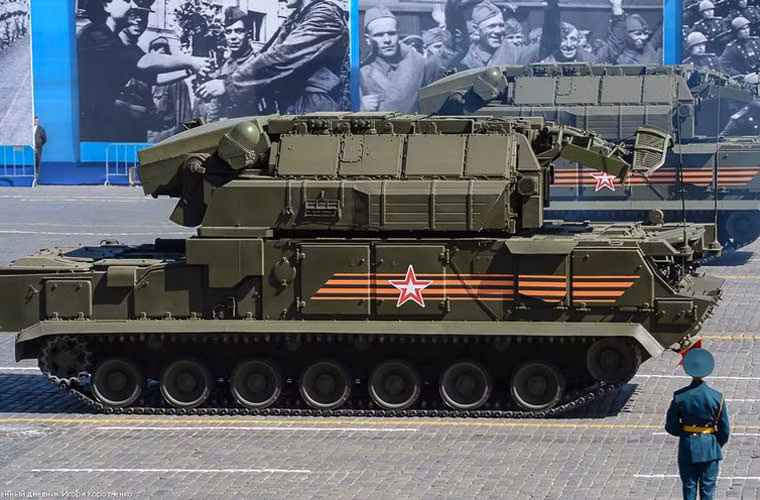 Trong tổng số 200 phương tiện cơ giới tham dự duyệt binh Nga ngày 9/5 ở Moscow, riêng công ty Almaz-Antey đã góp 24 phương tiện của ba hệ thống vũ khí phòng không mạnh mẽ gồm: tầm xa S-400, tầm trung Buk-M2, tầm ngắn Tor-M2.