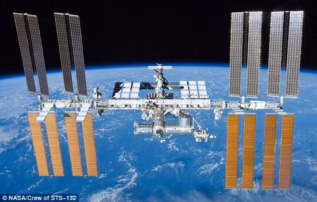 Được biết, trạm vũ trụ ISS bắt đầu hoạt động vào ngày 20/11/1998. Nó chứa tới hỗ một phi hành đoàn lên đến sáu người, chia thành 3 nhóm phi hành gia hoạt động liên tục và luôn hoạt động ở độ cao 410 km. Nguồn ảnh: Dailymail. 
