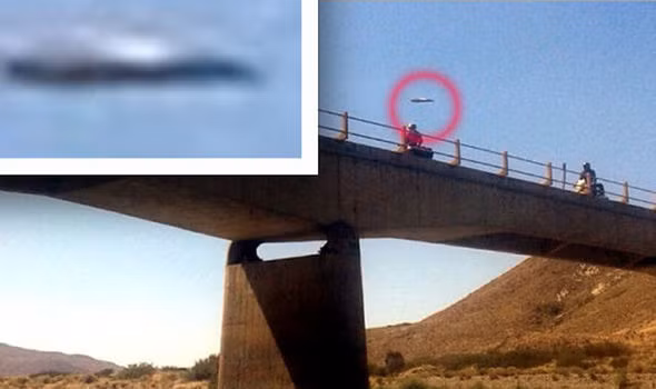 Xôn xao UFO chao lượn trên cầu đi bộ ở Argentina Xon xao UFO chao luon tren cau di bo o Argentina
