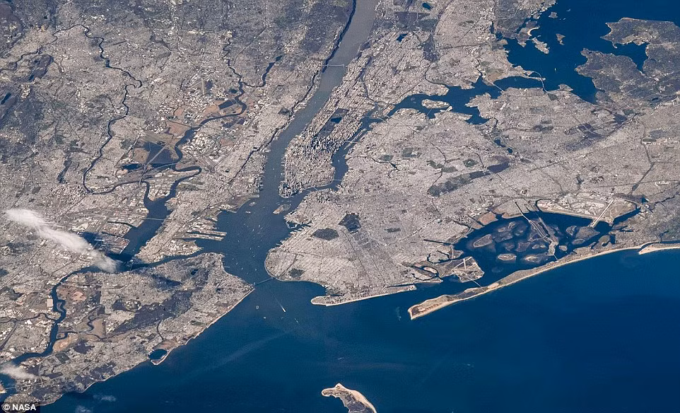 Bức ảnh mô tả vẻ hùng vĩ, hiện đại của thành phố New York, một phần bờ biển phía đông nước Mỹ và năm quận Manhattan, Bronx, Queens, Brooklyn, đảo Staten. Nguồn ảnh: Dailymail.