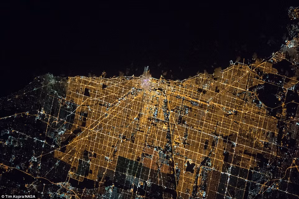Vẻ đẹp choáng ngợp của thành phố Chicago về đêm vô tình được phi hành gia Tim Kopra chụp lại. Nguồn ảnh: Dailymail.