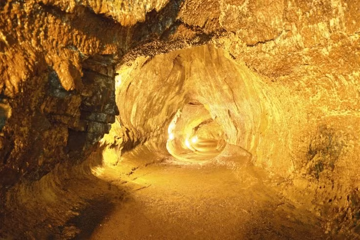 Rung dong phat hien ong dung nham ben trong Mat trang