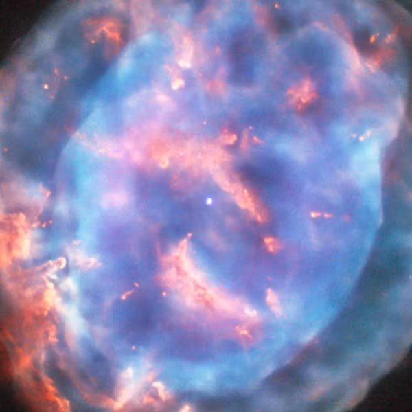 Khi phóng to bức ảnh, có thể thấy, tinh vân NGC 6818 có dạng tròn, chứa nhiều mây khí bụi phát sáng màu xanh tím. 