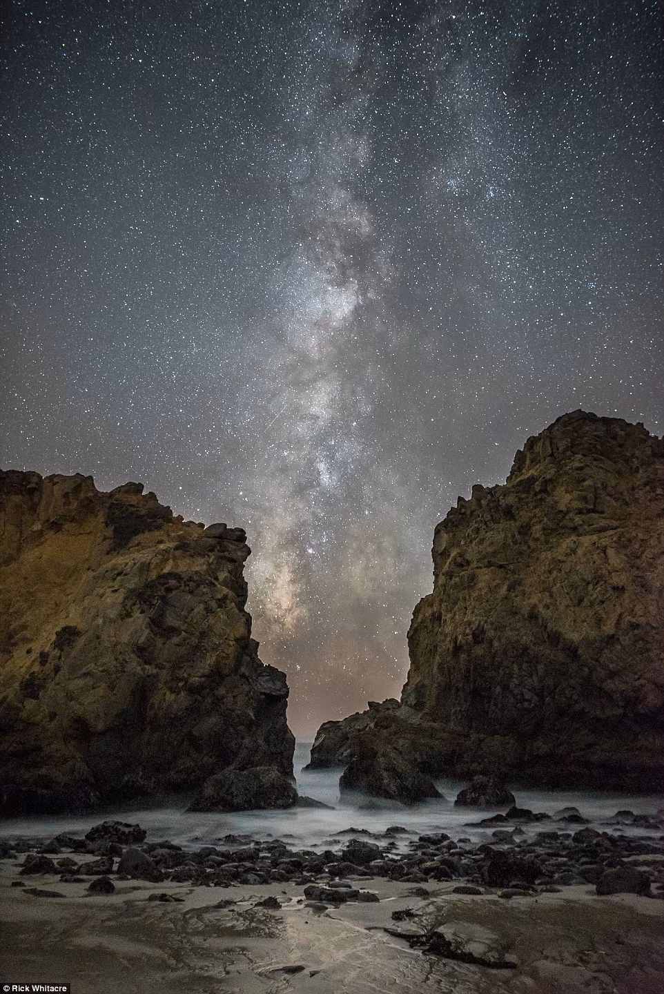 Khoảnh khắc hiếm gặp khi thiên hà Milky Way khoe sắc giữa 2 tảng đá sừng sững tại bãi biển bang Pfeiffer, gần Big Sur, California. Nguồn ảnh: Dailymail.