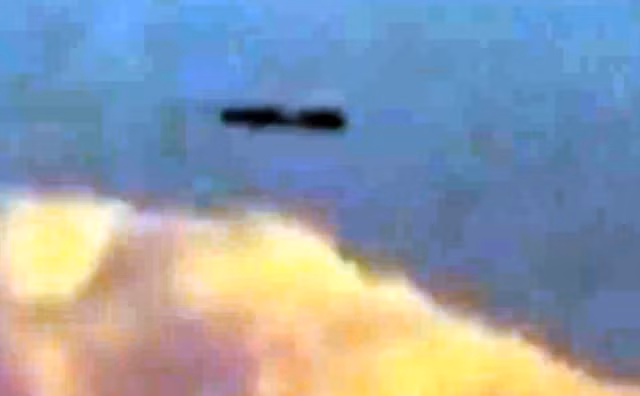 Xôn xao UFO hình điếu xì gà lượn lờ trên mây Xon xao UFO hinh dieu xi ga luon lo tren may