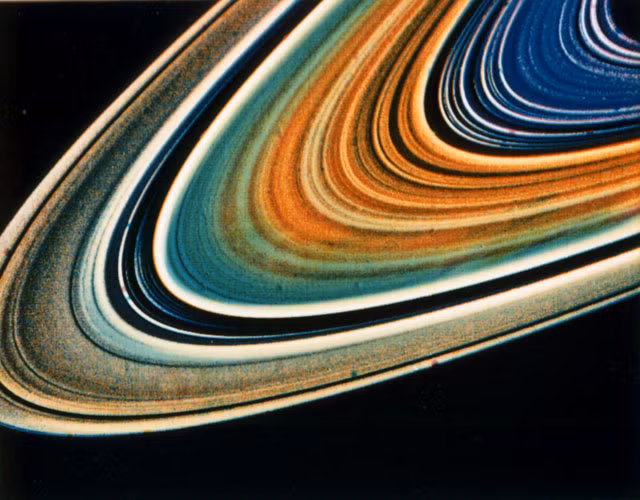 Mới đây, tàu vũ trụ Cassini của NASA đã khảo sát vòng nhẫn C sao Thổ và công bố những thông tin đáng lưu ý về vòng nhẫn này.