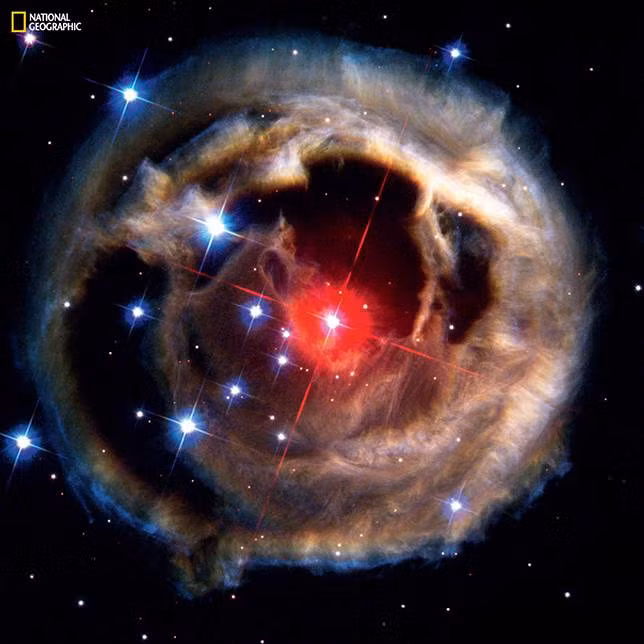 Đây là một quả bóng khí rách rưới đang xoay quanh ngôi sao V838 Monocerotis, thực tế là đã có một vụ nổ xảy ra, gây nhiễu loạn và tạo nên quả bóng khí thế này. Nguồn ảnh: NASA, ESA. 