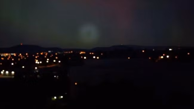 Sửng sốt bóng sáng kỳ lạ như UFO trên bầu trời Australia - Hình 2 Sung sot bong sang ky la nhu UFO tren bau troi Australia-Hinh-2