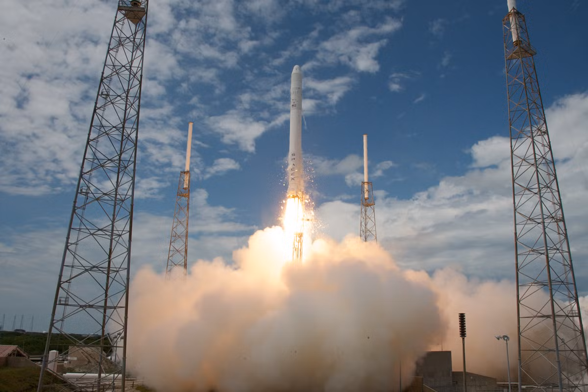 Tháng 4: Tên lửa hạng nặng Falcon sẽ theo Space X vào không gian. SpaceX có kế hoạch sẽ mang theo tên lửa Falcon cao 68 m, nặng 53 tấn vào quỹ đạo Trái đất.