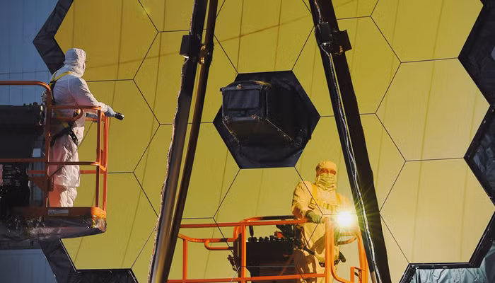 Theo kế hoạch, kính viễn vọng này sẽ được gắn vào tên lửa Ariane 5, phóng từ Guiana thuộc Pháp trong tháng 10/2018. 