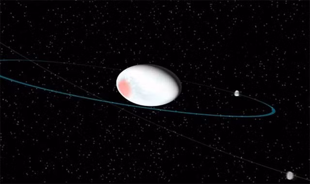 Theo ghi nhận, hành tinh lùn Haumea có hình thù như một bóng bầu dục với chiều dài khoảng 2000 km. Bao phủ trên 75% bề mặt hành tinh này là một lớp băng tinh thể màu trắng, sáng rực khi dưới tác động của ánh sáng mặt trời.