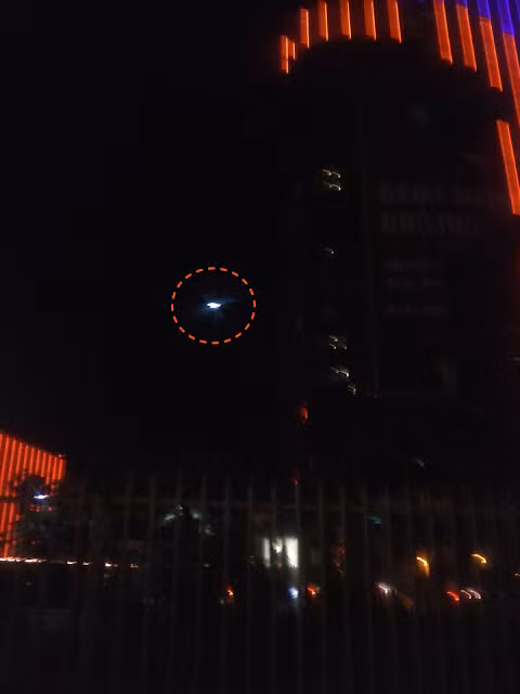 Phát hiện vật thể lạ giống UFO gần khách sạn ở Mỹ - Hình 2 Phat hien vat the la giong UFO gan khach san o My-Hinh-2
