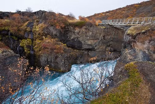 Lên phía trên thượng nguồn từ Hraunfossar, dọc theo dòng sông băng Hvitá, bạn sẽ tìm thấy một thác nước hùng vĩ mà nên thơ không kém – thác Barnafoss. Barnafoss còn được gọi là “Thác trẻ em” bởi đây là nơi khơi nguồn của những câu chuyện dân gian Iceland (Sagas) kinh điển. Năm 1987, khu vực này được công nhận là Di tích quốc gia, cần được bảo tồn. 