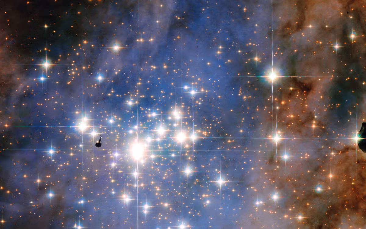 Kính viễn vọng Hubble của NASA kịp chụp lại hình thái óng ánh, ngoạn mục của cụm sao Trumpler 14 tìm thấy ở trung tâm tinh vân Carina. 