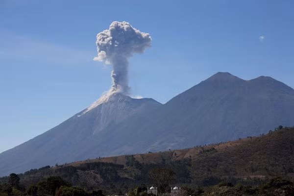 Indonesia, Nhật Bản và Mỹ được xem là ba nước có nhiều núi lửa đang hoạt động nhất. Các vụ núi lửa phun trào khủng khiếp nhất có thể kể đến là núi lửa Tambora, đảo Sumbawa, Indonesia, VEI 7 (1815); núi lửa Changbaishan, VEI 7 (1000 năm trước CN); núi lửa Thera, VEI 7 (khoảng 1610 trước CN),...