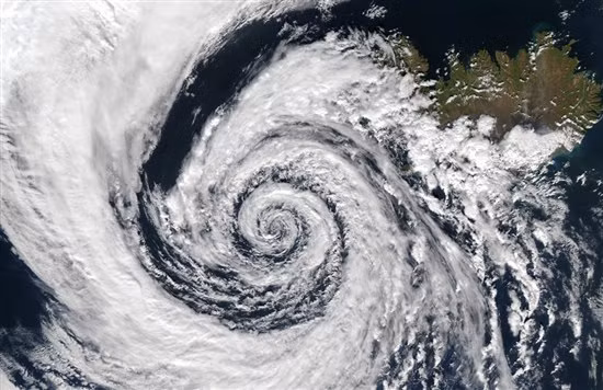  Bão nhiệt đới. Bão nhiệt đới được hình thành trên những vùng biển rất ấm áp, thường vào cuối mùa hè và mùa thu ở mỗi bán cầu. Đây là sự kiện thờ tiết có sức phá hủy rất lớn. Khi bão mạnh thêm, chúng lại được dẫn đường bởi năng lượng tiềm ẩn từ hơi nước ngưng tụ tạo thành những đám mây bão lớn.