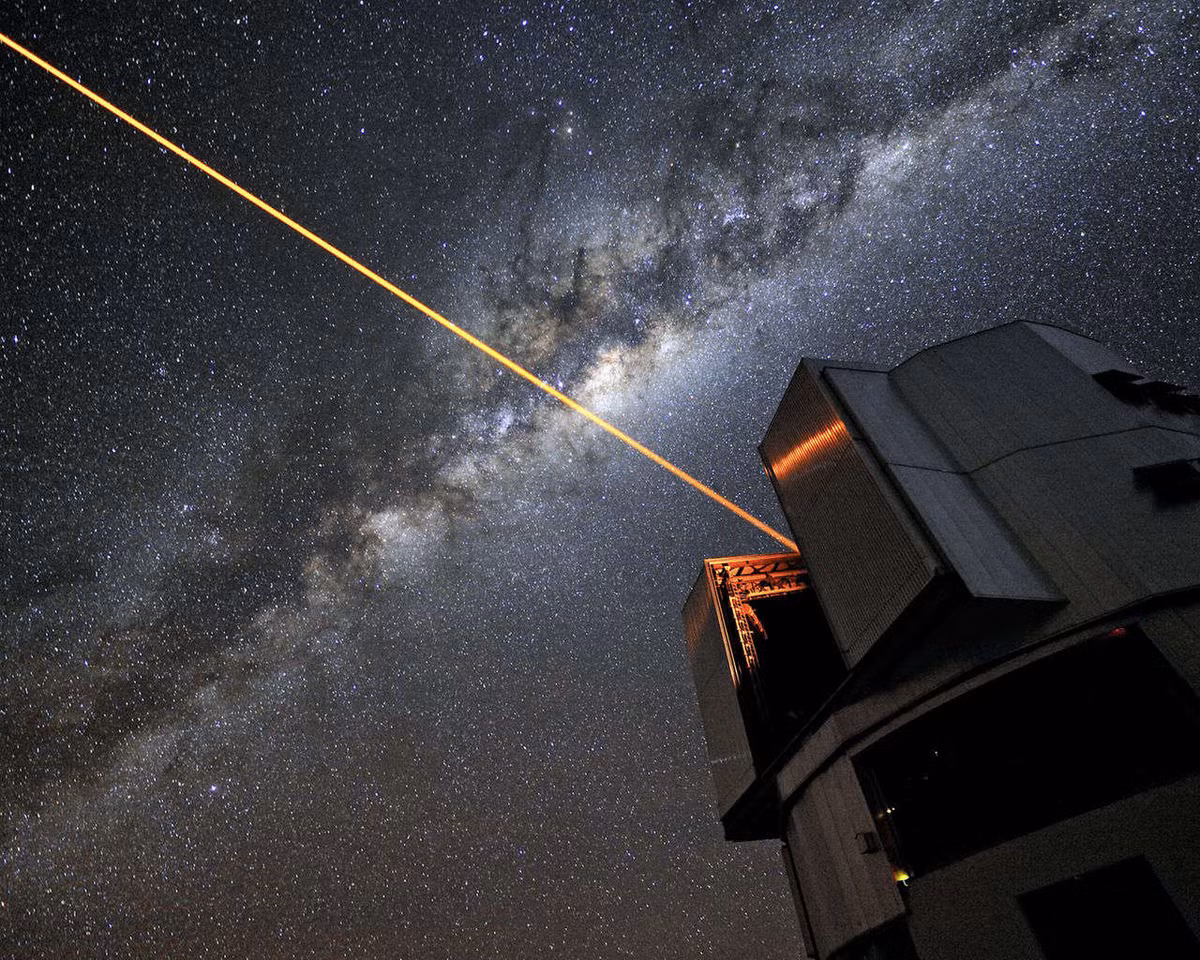 Cụ thể, nguồn laser này hoạt động trong vùng quỹ đạo giữa mặt trăng và Trái Đất, sẽ "đóng gói" toàn bộ dữ liệu từ các trạm không gian, vệ tinh thuộc Châu Âu khi khám sát các vấn đề như hình ảnh radar, nhiệt độ, bản đồ hồng ngoại mặt trăng, cấu trúc nội thất mặt trăng... và gửi thẳng về Trái Đất.