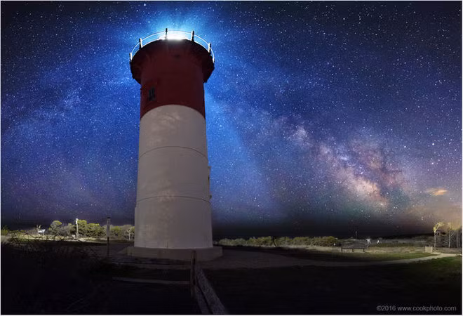 Lần “va chạm” ngoạn mục tạo ra khung cảnh bồng lai giữa thiên hà Milky Way và ngọn hải đăng Nauset trụ tại Cape Cod, Massachusetts. Nguồn ảnh: Space.com.